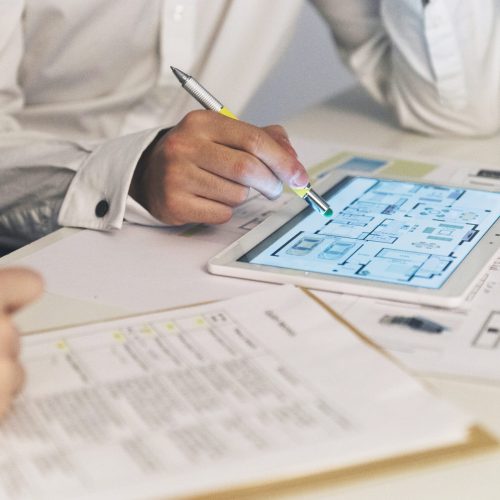przycinaj-ludzi-pracujacych-z-planami-na-tablecie